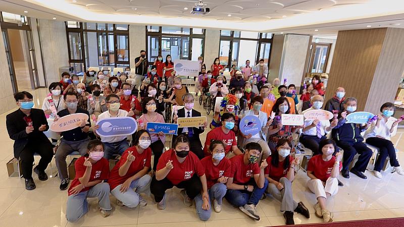 聖約翰科技大學樂齡福祉與健康促進系師生獲邀參加新北市文化基金會與三峽清福長照機構舉辦的「聊藝療」系列活動。