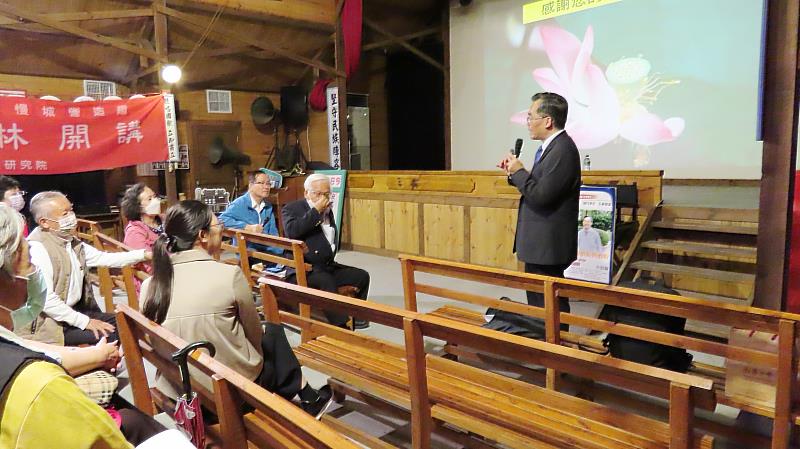 南華大學舉辦健康講座，邀請台大醫院家庭醫學部主治醫師姚建安醫師演講，分享「常見老年疾病的預防與治療」的健康資訊。