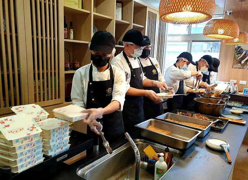景文科大義廚團前往托老所製送關懷餐盒。