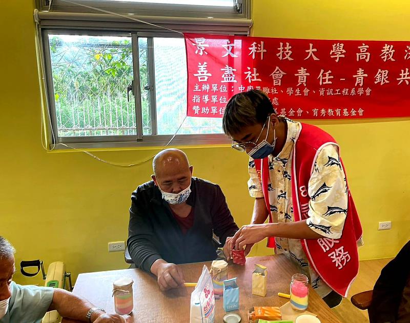 景文科大義廚團前往托老所製送關懷餐盒。