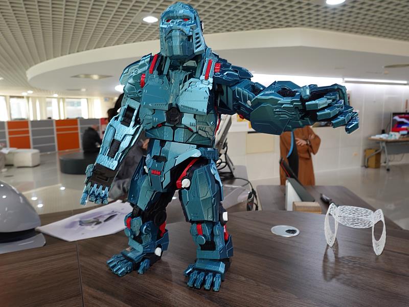 華梵大學智設系學生魏道明以3D列印完成可活動關節的金剛機器人，維妙維肖。