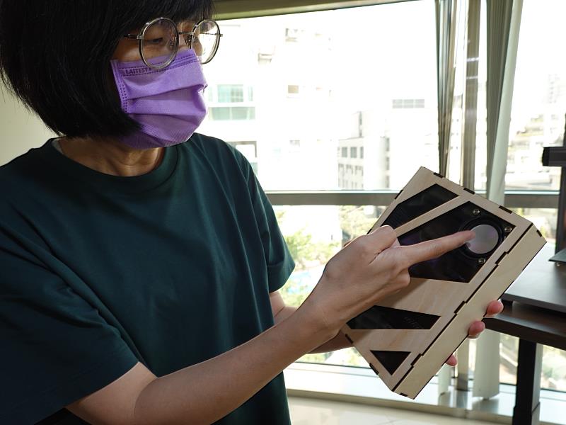 華梵大學智慧生活設計學系陳妙鳳老師詳細解說學生設計的書本狀藍芽音箱功能。