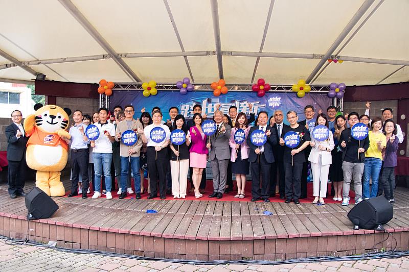 眾多公部門、企業主管參與世新大學「跨世創新」校園徵才博覽會開幕式。（世新大學提供）