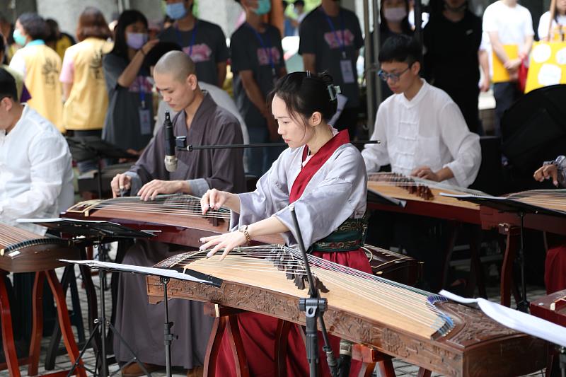 佛光大學多組社團輪番上陣表演，讓園遊會現場活力四射！