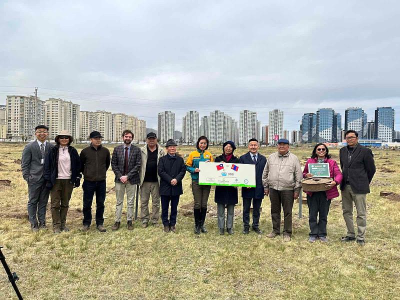 羅代表及程總監捐贈300個臺灣水寶盆予蒙古國家公園園長OYUNZUL U.，並與蒙古官員、美國及烏克蘭貴賓一同合影。