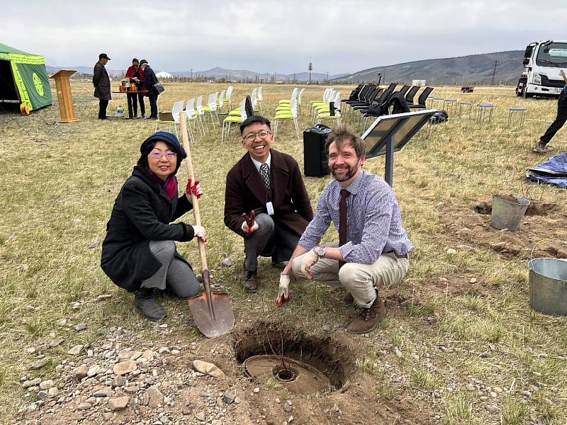 羅代表及美國貴賓一同使用臺灣水寶盆種樹。