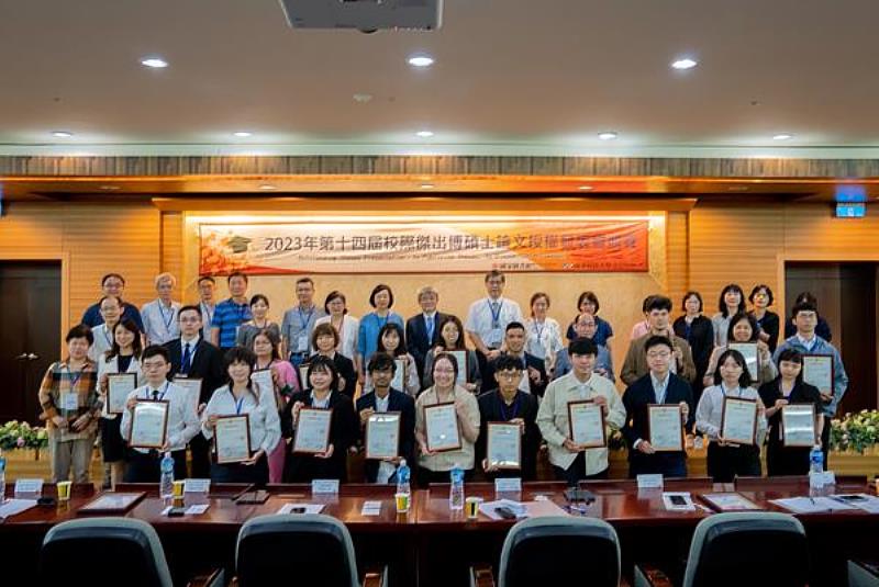 國家圖書館曾淑賢館長(左八)、南臺科技大學汪輝明主任秘書(左九)與協辦學校代表、論文發表學生合影。