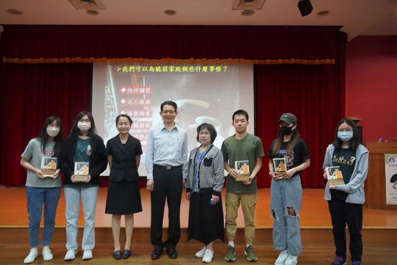 羅紹和在講座會後贈送5本今年初出版的新書給中華大學同學。