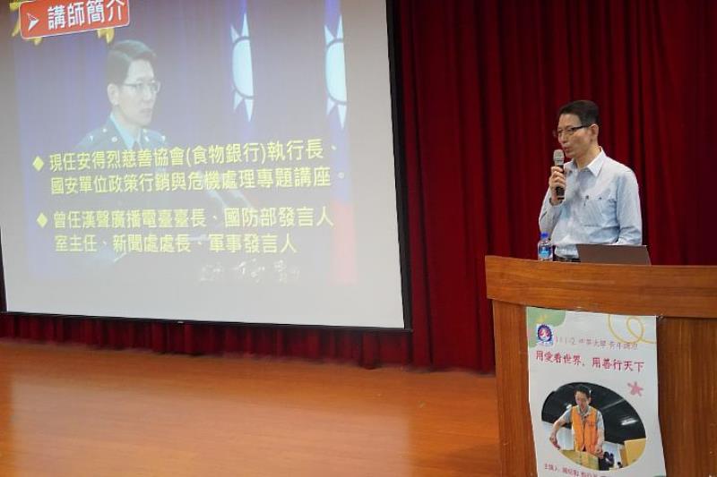 羅紹和向同學講述自己如何在逆境中成長，並因此埋下想回饋社會的心願。