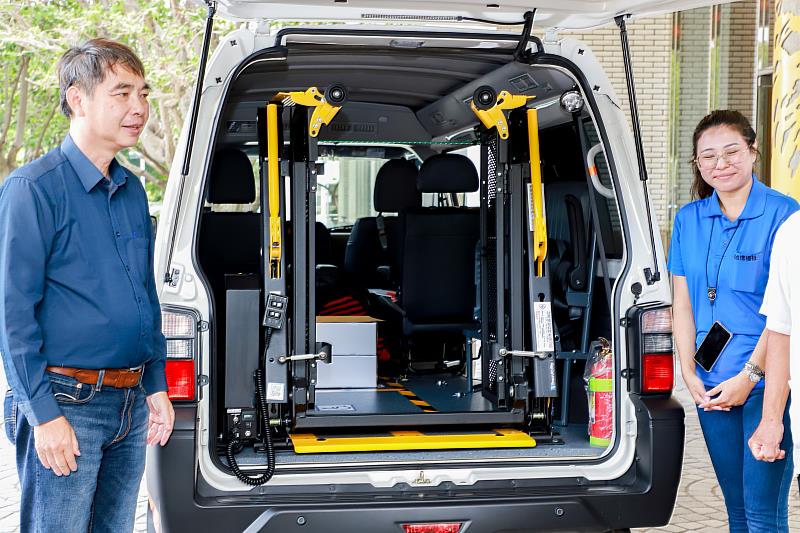 玉辰禪修道院暖心捐贈長照交通車 翁章梁致贈感謝狀-5