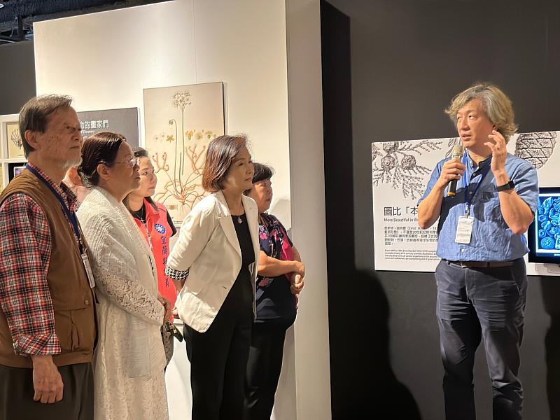 策展人胡哲明老師介紹科學繪圖的發展