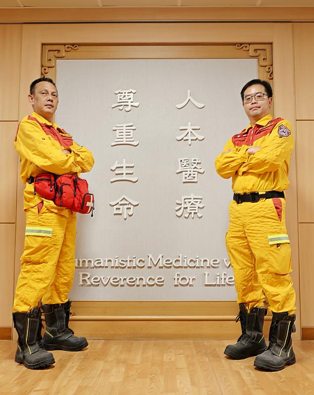 花蓮慈院急診部緊急暨災難醫學科主任徐子恒(右)、護理部副護理長凃炳旭(左)，在花蓮縣消防局特搜隊擔任醫療組成員。
