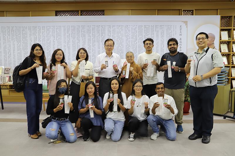 南華大學為慶祝佛誕暨緬懷創辦人星雲大師，舉辦「浩瀚星雲-墨寶法緣」活動，外籍生也一同抄寫大師法語並合影。