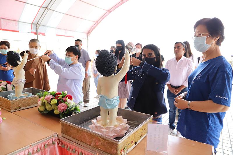 南華大學感念佛陀恩德進行浴佛祈福儀式，外籍學生也一同參與浴佛活動。