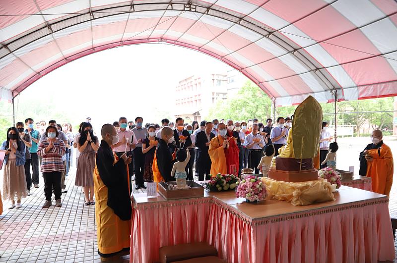 南華大學感念佛陀恩德師生齊聚浴佛，並進行浴佛祈福儀式。