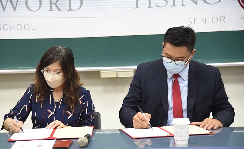 幫助學生接軌國內外名校，臺南市興國高中黃向吟校長（左）與美國箴言高中副校長楊飛博士簽署合作備忘錄。