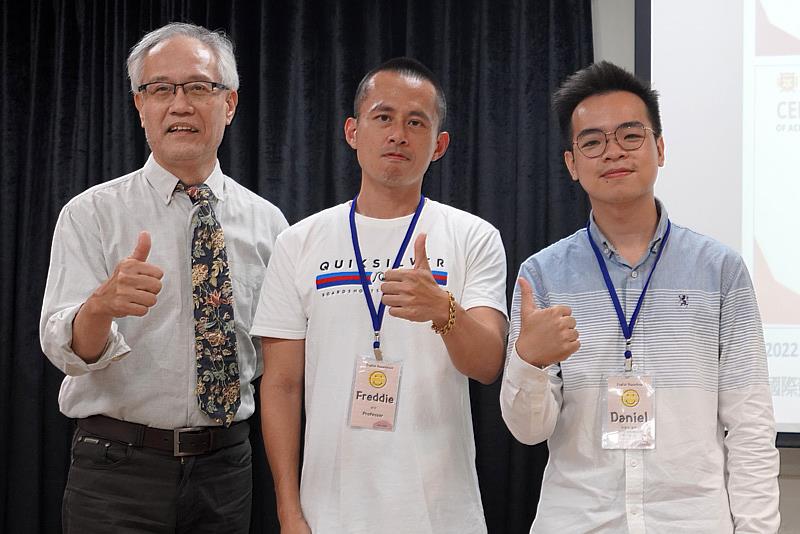 大葉大學英語系陳文達同學(右)獲選心靈大使，感謝施青良老師(中)與鄭冠榮主任(左)的鼓勵