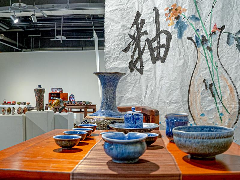 《說釉—晟達陶瓷創作展》家族品牌三代，以自行研發的釉藥來發想，為作品賦予生命靈魂
