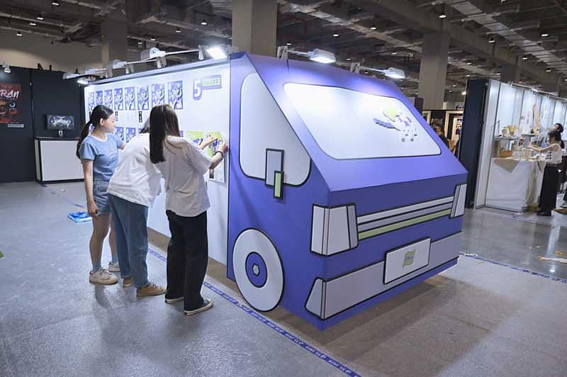 世新數媒系108級畢業展覽，以「選舉」做為主題發想，設計互動元素，讓觀眾參與其中。（世新大學提供）