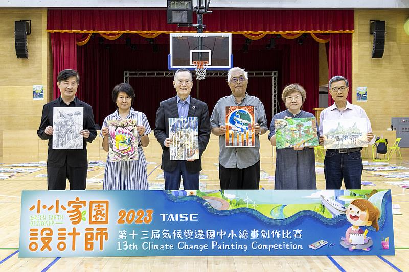 TAISE董事長簡又新(左3)、國中組評審長楊恩生(右3)與評審持得獎作品合影