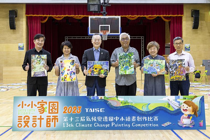 TAISE董事長簡又新(左3)、高年級組評審長楊恩生(右3)與評審持得獎作品合影