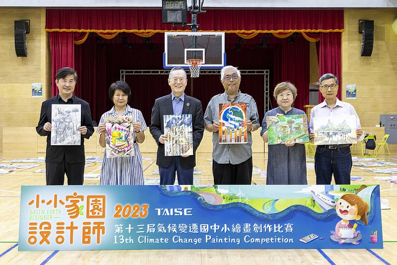 President and Board Chairman of Taiwan Institute for Sustainable Energy (TAISE) Eugene Chien, middle,  and judges take excellent works of Junior High School Division.