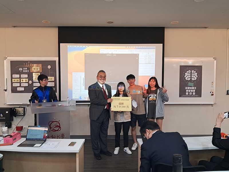 法律學術知識搶答競賽由法律四年級陳俋彤、莊司提凡、朱韋儒同學獲得冠軍。（世新大學提供）