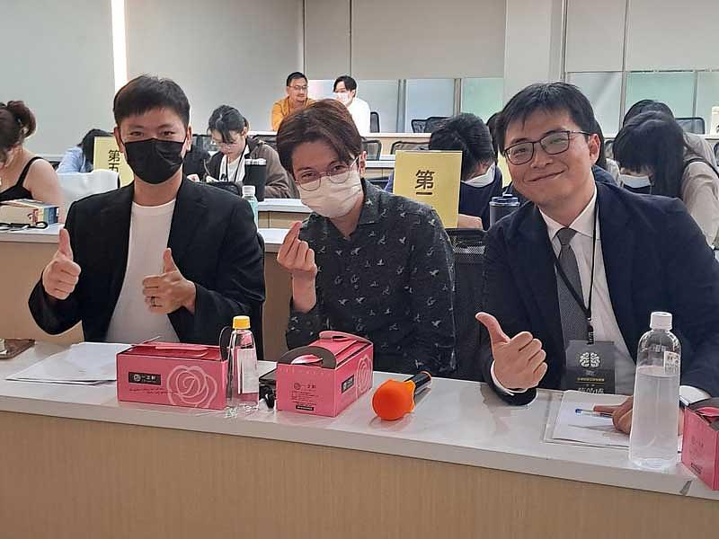 系友律師右起蔡敦盛律師、黃惠鈺律師和洪任鋒律師為競賽進行現場解說。（世新大學提供）