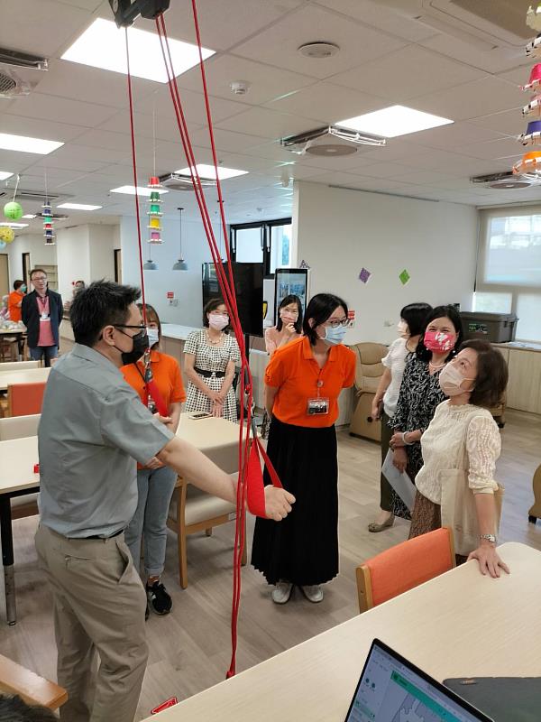 中臺科大黃建華老師講解並示範操作紅繩懸吊運動系統