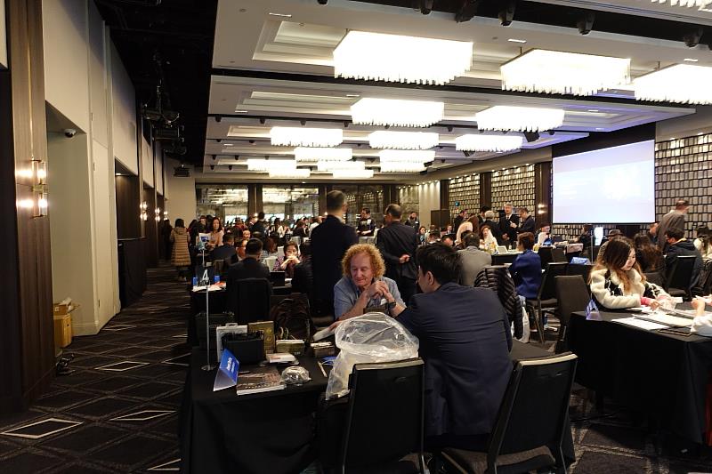 外貿協會率32家臺灣業者，在雪梨舉辦洽談會，現場團員與買主洽談交流熱絡。(貿協提供)