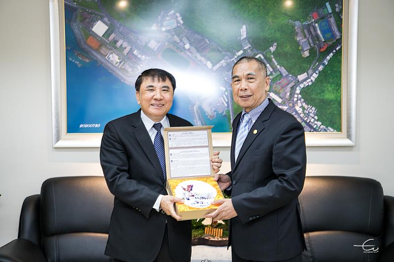 許泰文校長贈予海大紀念品給中油公司李順欽董事長