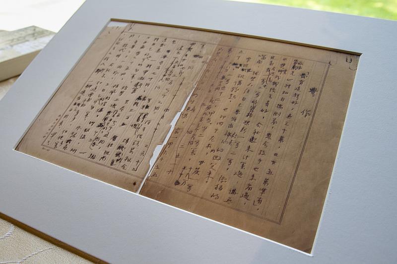 賴和家屬將原典藏於賴和紀念館的手稿〈豐作〉捐贈至國立臺灣文學館（圖為複製品）