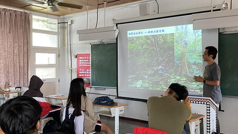帶領蘭嶼高中師生認識鳥類與環境變遷之關係。