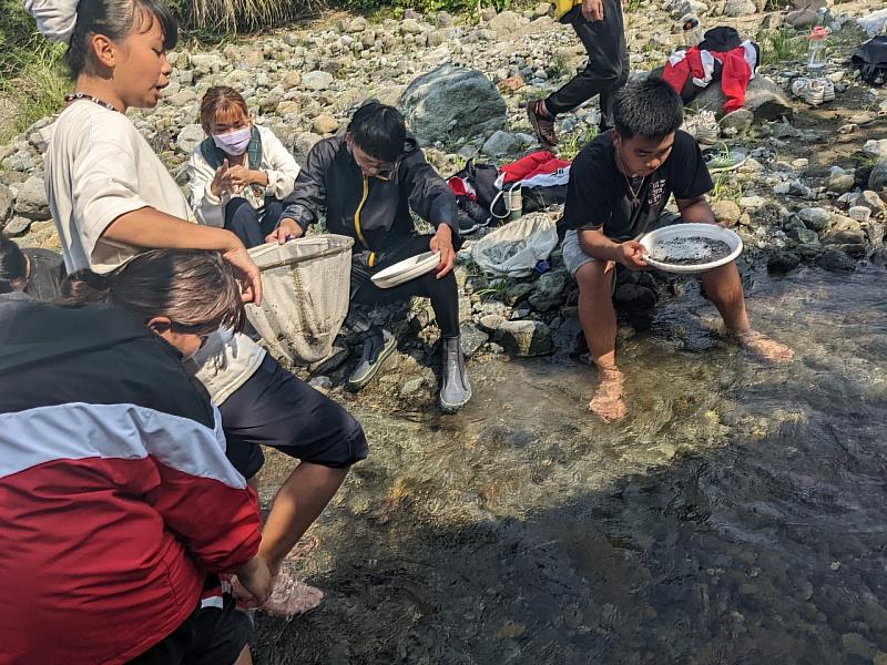 帶領蘭嶼高中師生採集溪流水棲昆蟲與水質檢測。