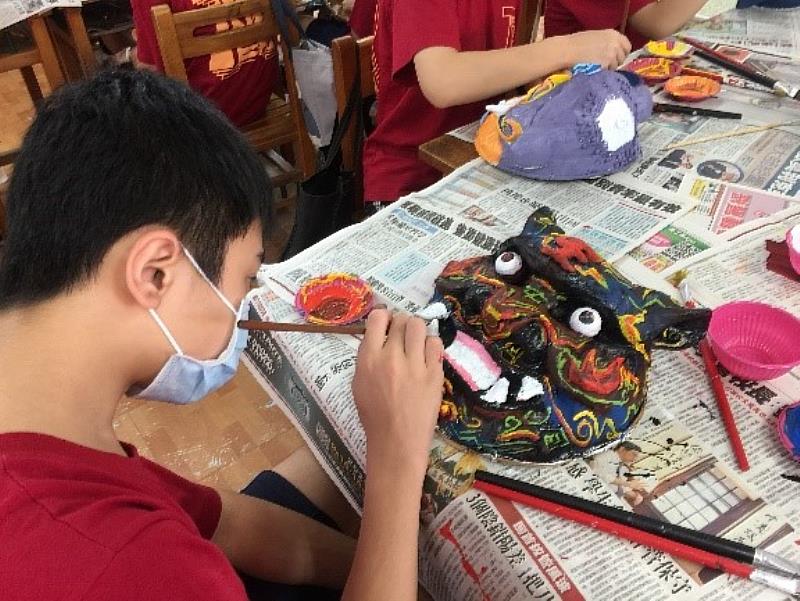 臺中市大甲國中美術班學生學習繪製獅頭紋飾