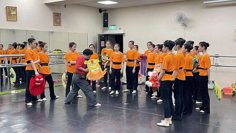 王宏隆藝師為新北市江翠國中舞蹈班學生示範舞獅動作