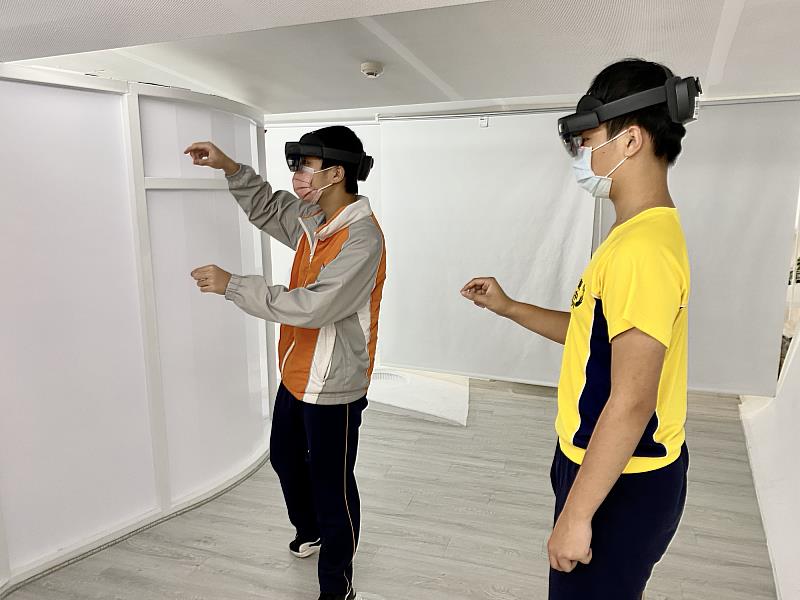 學生於VR藝廊「MR體驗區」以隔空觸控點選作品