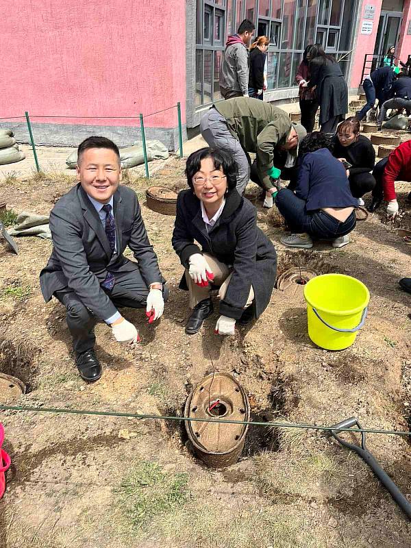 羅代表及蒙古首都創新局長BAT-ULZII B.一同使用臺灣水寶盆種樹。