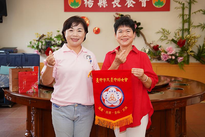 官網-新竹縣婦女會輔導理事長楊美琴(右)與理事長楊瓊櫻(左)互贈會旗