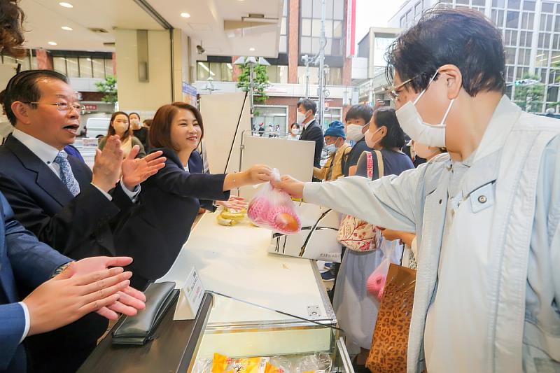 開賣芒果吸引日本民眾