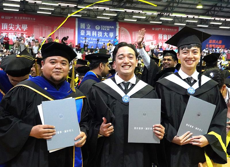 畢業生致詞代表合影。由左至右為印尼籍數位所Darmawansah（達馬萬）、畢聯會長余承恩、電機工程系魏鳴億。