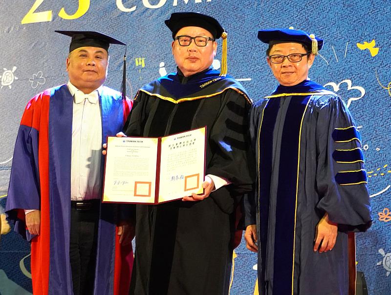 臺科大頒授隆遠集團董事長莊子華(中)名譽博士，右為校長顏家鈺，左為工程學院院長陳明志