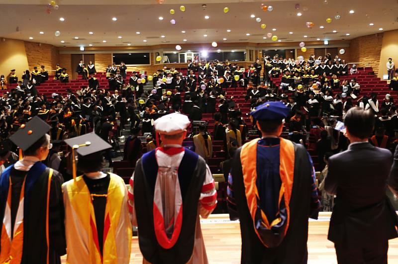 畢業典禮最後全體師生一同高歌中大校歌，並祝福大家畢業快樂！