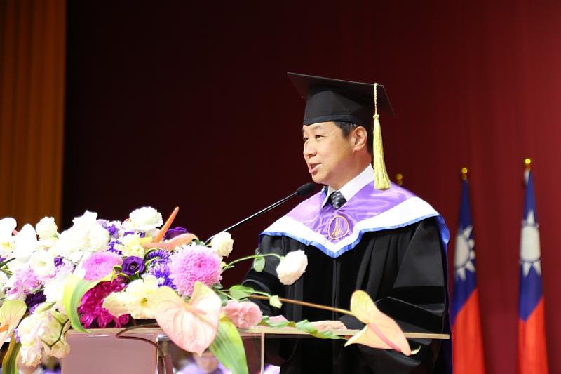 東海大學校長張國恩說，各位是未來自己的建築師，要永遠保持對價值觀的忠誠，東海學生擁有無窮的潛力，相信應用所學並善用人工智慧，在未來將脫穎而出。