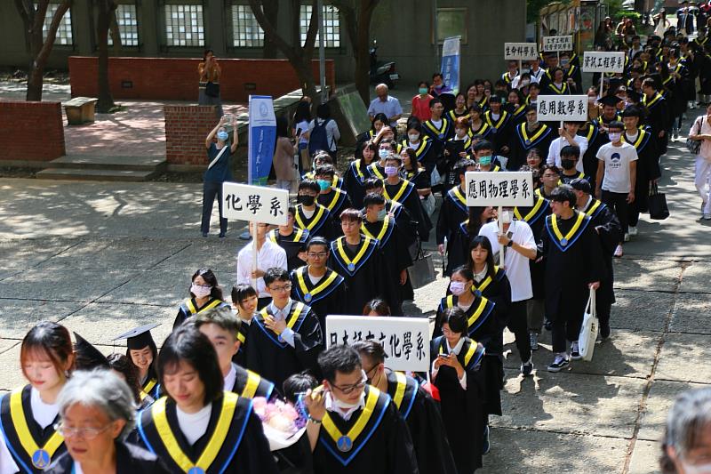 東海大學畢業典禮超過1400人參與，由師長們帶領全體畢業生進行校園巡禮。