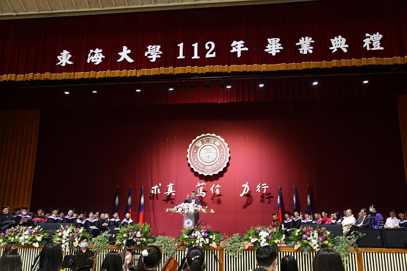 東海大學舉行「112 年畢業典禮」，超過1400畢業生參與，並同時邀請傑出校友蔡其昌，回母校向學弟妹演講。
