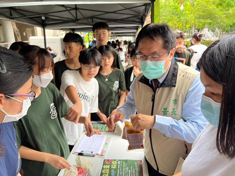 臺南市黃偉哲市長參觀南護70週年校慶園遊會，受到師生熱情包圍。
