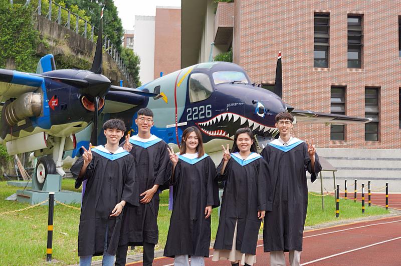 朝陽航空機械系41位應屆畢業生，除了8位準備交通部民航局CAA B1.1航空維修工程師證照考試之外，其餘33位均已全數找到工作，前景看好。