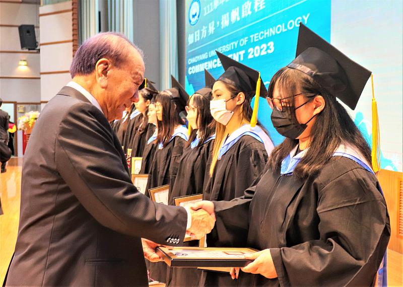 朝陽科大董事長楊天生(左)頒發學行優良獎，肯定畢業生勤勉向學，培養一技之長，未來貢獻國家社會。