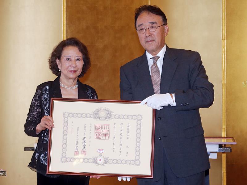 日本交流協會台北事務所代表沼田幹夫（右）2014年11月授勳給林文月（左）。（中央社提供）